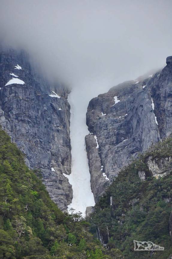 Uma geleira em forma de cachoeira, com mais de 200 metros de altura, no Valle Los Exploradores, perto da Carretera Austral, região de Puerto Rio Tranquilo, no sul do Chile